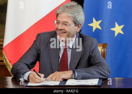 Rome, Italie. 26 sep, 2017. premier ministre italien Paolo gentiloni signe l'accord de développement institutionnel pour 'matera 2019 Capitale européenne de la culture" au Palais Chigi à Rome, Italie Le 26 septembre 2017. crédit : Giuseppe ciccia/pacific press/Alamy live news Banque D'Images