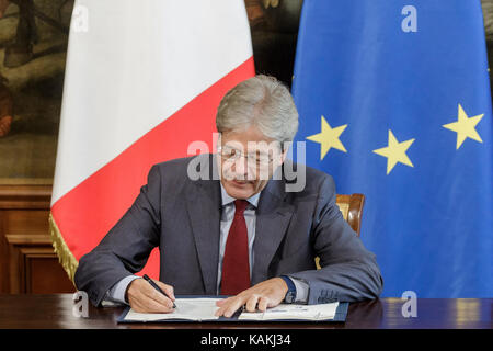 Rome, Italie. 26 sep, 2017. premier ministre italien Paolo gentiloni signe l'accord de développement institutionnel pour 'matera 2019 Capitale européenne de la culture" au Palais Chigi à Rome, Italie Le 26 septembre 2017. crédit : Giuseppe ciccia/pacific press/Alamy live news Banque D'Images