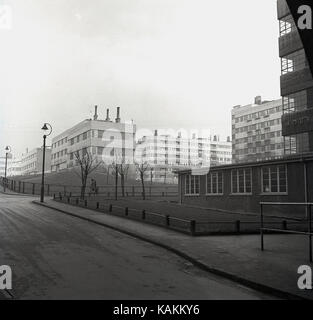 Début des années 1950, historique, vue extérieure de la grande carrière Hill Housing Estate, près du centre de Leeds, Angleterre, Royaume-Uni. Un pré-ww11 projet moderniste conçu le logement social de relogement de plusieurs des conditions de travail moins de gens de la ville. Il a été démoli en 1978. Banque D'Images