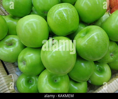 Tas de pommes vert vif dans le panier, fermé pour le fond Banque D'Images