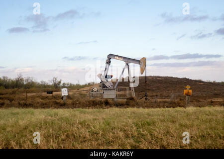 Une plate-forme pétrolière gris huile de pompage dans une zone déserte Banque D'Images