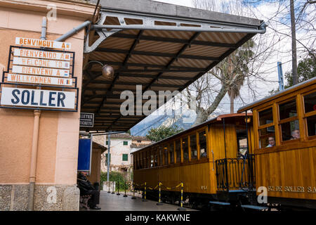 Un tramway attend à la gare, prêt à prendre les locaux et les touristes pour se rendre de Soller à Port de Soller, Majorque, Espagne Banque D'Images