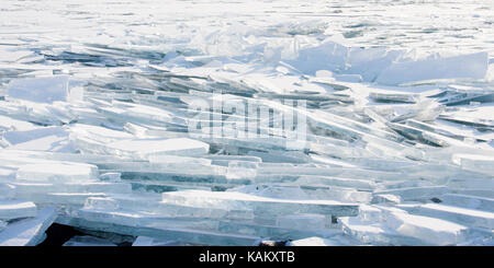 Lac Balaton en Hongrie couvertes de glaces au cours d'un hiver glacial. Banque D'Images