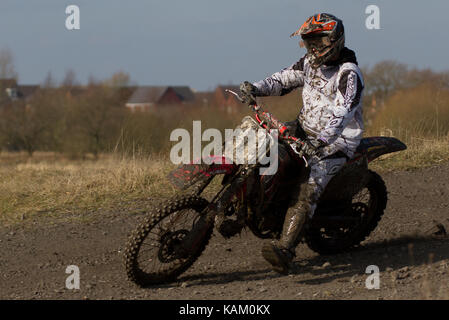 Off Road Enduro Bike Rider sur moto enduro au cas à Abram, Wigan, Angleterre, RU Banque D'Images