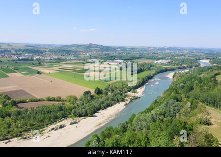 Vue sur la rivière Tanaro. Vignobles de la région des Langhe, Italie l'agriculture. Site du patrimoine mondial de l'Unesco Banque D'Images