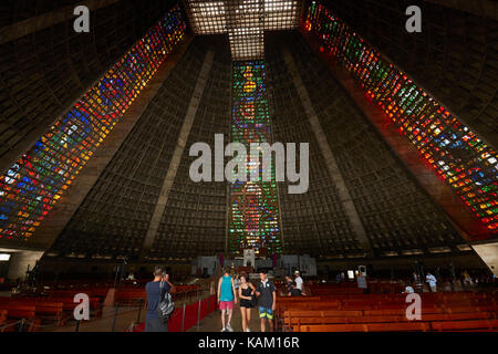 Vitraux et intérieur de la Catedral Metropolitana de São Sebastião, Centro, Rio de Janeiro, Brésil, Amérique du Sud Banque D'Images