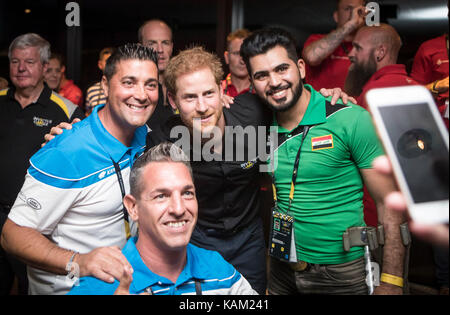 Le prince Harry a sa photographie prise avec des invités comme il assiste à la réception de la fondation jeux invictus à la tour CN au cours de la 2017 invictus games à Toronto, au Canada. Banque D'Images