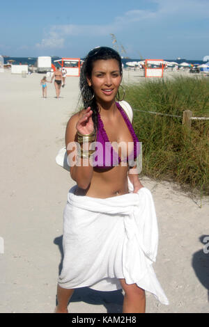 DC Kardashian Bikini 071407 26 MIAMI BEACH, FL - 14 JUILLET 2007: Kim Kardashian fille de l'avocat de O.J Robert Kardashian et ami proche de pairs Hilton, a du plaisir au soleil avec des amis le 14 juillet 2007 à Miami Beach. Personnes: Kim Kardashian Hoo-Me.com / Mediapunch Banque D'Images