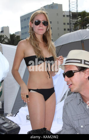 FL1 Kristin Cavallari BLACK BIKINI 111408 06 MIAMI BEACH, FL - 14 NOVEMBRE: L'actrice Kim Kardashian, sœur Kourtney Kardashian et amie actrice Kristin Cavallari ont eu droit à une baignade à Miami Beach le 14 novembre 2008 à Miami Beach, Floride Personnes: Kristin Cavallari Hoo-Me.com / MediaPunch Banque D'Images