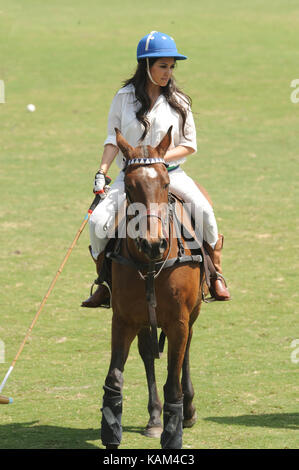 West PALM BEACH, FL - 14 MARS: Kourtney Kardashian et Scott Disick avec leur jeune fils Mason Dash Disick dans le remorquage prendre une leçon de polo avec le top joueur de polo américain Nic Roldan. Le couple a été rejoint par la sœur Khloe Kardashian. Le clan kardashien a passé un après-midi formidable, avec des chevaux d'équitation et des plaisanteries tout en sirotant du champagne à la plage de palmiers du club de polo international le 14 mars 2010 à Wellington, en Floride. Personnes: Kourtney Kardashian Transmission Ref: Flxx Hoo-Me.com/ Mediapunch Banque D'Images