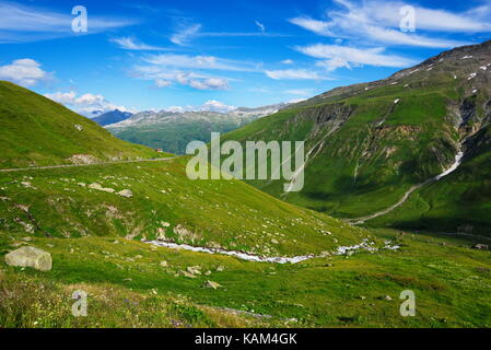 Col de la Furka, avec une altitude de 2 429 mètres , est un col de haute montagne dans les alpes suisses la connexion de Gletsch, valais avec realp, uri Banque D'Images