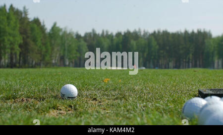 Homme jouant de la partie de golf balle de golf de frapper l'homme. Banque D'Images