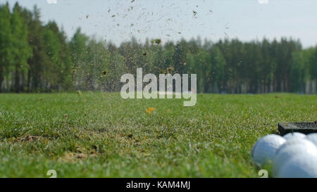 Homme jouant de la partie de golf balle de golf de frapper l'homme. Banque D'Images