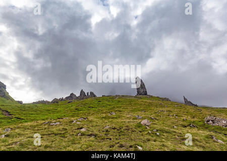 Brouillard d'été gris passe au-dessus de l'ancien homme de storr sur l'île de Skye en Ecosse. Banque D'Images