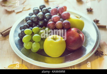 Les fruits et les feuilles d'automne. les pommes et les raisins. Banque D'Images