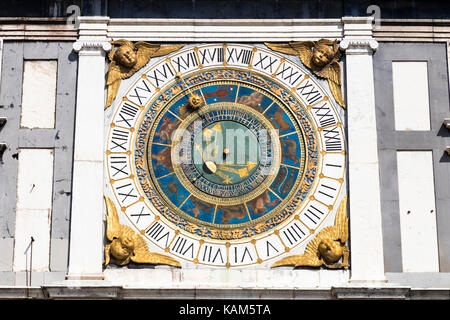 L'horloge astronomique dans la Torre dell'orologio (tour de l'horloge) sur la piazza della Loggia, Brescia, Italie Banque D'Images