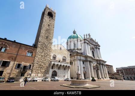 Le palazzo broletto et le Duomo nuovo ou nouvelle cathédrale, la plus grande église catholique romaine à Brescia, Italie Banque D'Images