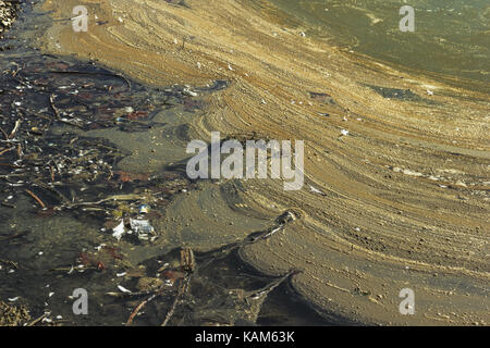 Rive de l'eau polluée, et plein d'ordures, l'eau boueuse Banque D'Images