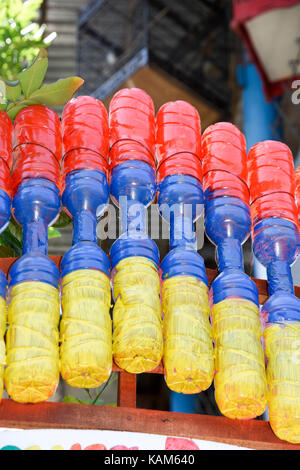 Les bouteilles en plastique comme entrée arch au rainbow village de Semerang, Indonésie Banque D'Images
