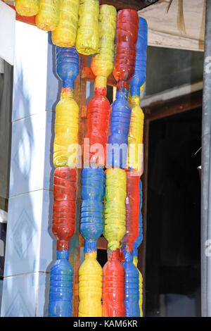 Les bouteilles en plastique comme entrée arch au rainbow village de Semerang, Indonésie Banque D'Images