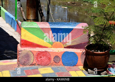 Blocs peints à l'entrée du village arc-en-ciel à Semerang, Indonésie Banque D'Images