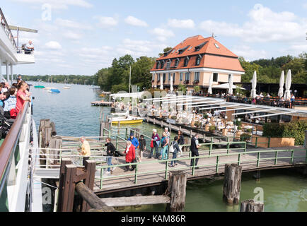 Les gens l'embarquement sur le ferry à Berg Berlin, Bavaria, Germany, Europe Banque D'Images