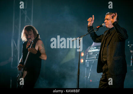 Le groupe industriel allemand Einstürzende Neubauten donne un concert au festival de musique danois Roskilde Festival 2015. Ici, la chanteuse et artiste Blixa Bargeld est photographiée en direct sur scène. Espagne, 03/07 2015. Banque D'Images