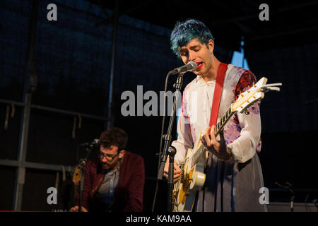 Le chanteur, auteur-compositeur et musicien Ezra Furman effectue un concert live au festival de musique norvégienne Piknik i Parken 2016 à Oslo. La Norvège, 26/06 2016. Banque D'Images