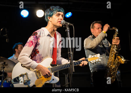 Le chanteur, auteur-compositeur et musicien Ezra Furman effectue un concert live au festival de musique norvégienne Piknik i Parken 2016 à Oslo. La Norvège, 26/06 2016. Banque D'Images