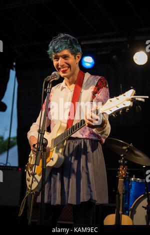 Le chanteur, auteur-compositeur et musicien Ezra Furman effectue un concert live au festival de musique norvégienne Piknik i Parken 2016 à Oslo. La Norvège, 26/06 2016. Banque D'Images