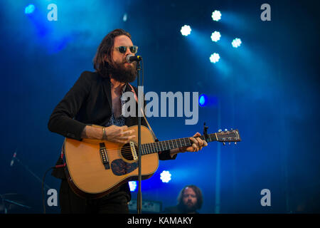 Le chanteur, compositeur et musicien folk américain Joshua Tillman est mieux connu par son nom de scène le Père John Misty et ici, il joue un concert au festival de musique norvégien Øyafestivalen 2015 à Oslo. Norvège, 13/08 2015. Banque D'Images