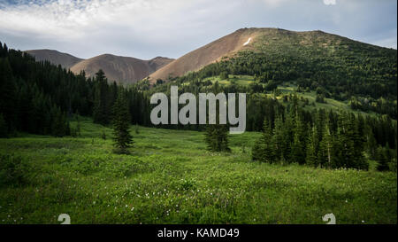 Vue sur la vallée, les crêtes des montagnes et des éboulis rouges de la vallée de l'eldorado (Colombie-Britannique, Canada). Banque D'Images