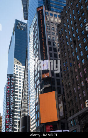 Les panneaux publicitaires électroniques à Times Square, New York, USA Banque D'Images