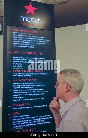 Man Shopping, R.H. Macy Flagship Department Store à Herald Square, NYC, USA Banque D'Images