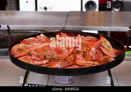 Préparation des crevettes royales. Les fruits de mer. Les crevettes dans une poêle. Banque D'Images