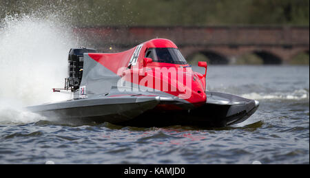 Bateau de Moteur racers course à Carr Mill Barrage dans St Helens, England, UK Banque D'Images