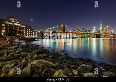 Soirée dans la rue principale de parc avec vue sur le Quartier Financier de Manhattan et le Brooklyn Waterfront récemment rénové. Dumbo, Brooklyn, New York : Banque D'Images