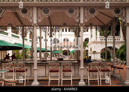 Courtyard Bar du célèbre Raffles Hotel, Singapore, établi 1887 Banque D'Images