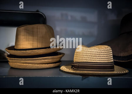 Chapeaux dans le magasin d'antiquités Banque D'Images