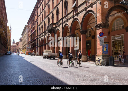 Les étudiants à vélo dans la "via Indipendenza' l'une des rue principale dans le centre historique de Bologna City. emilia-romagna, Italie du nord. Banque D'Images