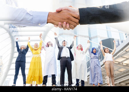 Et d'affaires arabes homme debout en levant les deux mains en l'air , le succès dans leur entreprise. Banque D'Images