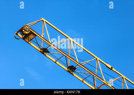 Le bras de grue à l'aide du palan travailler sur un fond de ciel bleu Banque D'Images