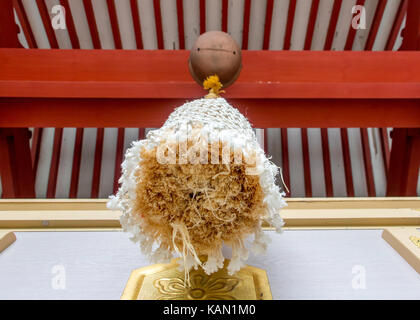 Une corde décorative est suspendu une cloche dans un temple, le shintoïsme au Japon. sanctuaire principal, fuji omuro sengen-jinja (fujiomurosengen culte). Banque D'Images