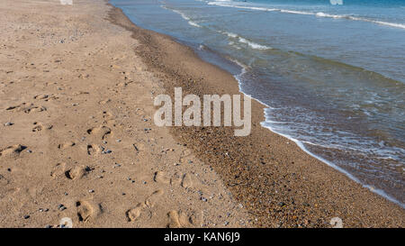 Vue de l'encombrement sur plage de sable avec des eaux de l'Océan Banque D'Images