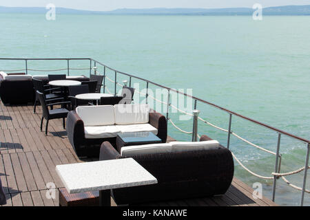 Terrasse salon avec fauteuils en rotin et vue sur le lac Balaton Banque D'Images