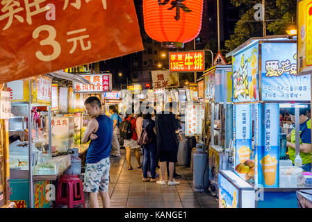 Taipei, Taiwan - le 14 juillet : c'est un célèbre marché nocturne de Ningxia Night Market qui a de nombreux vendeurs de rue et est situé dans le centre-ville Banque D'Images