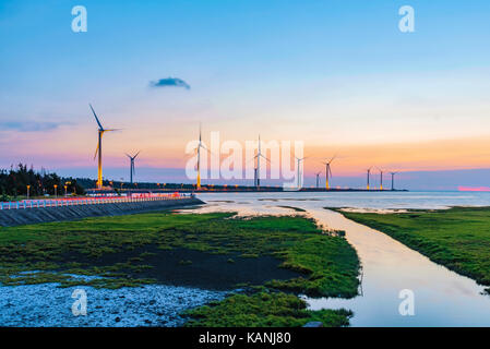 Vue panoramique de soir d'éoliennes dans les zones humides gaomei Banque D'Images