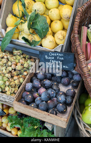 Les fruits biologiques en vente à Daylesford Organic farm shop festival d'automne. Daylesford, Cotswolds, Gloucestershire, Angleterre Banque D'Images