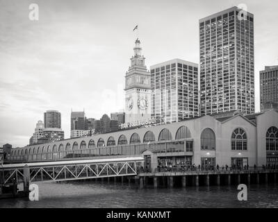 Un noir et blanc photo de la san francisco ferry building, qui est situé sur l'Embarcadero à San Francisco, Californie. Banque D'Images