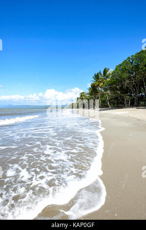 Plage de sable déserte exotiques, Newell Beach, Far North Queensland, Queensland, Australie, FNQ Banque D'Images